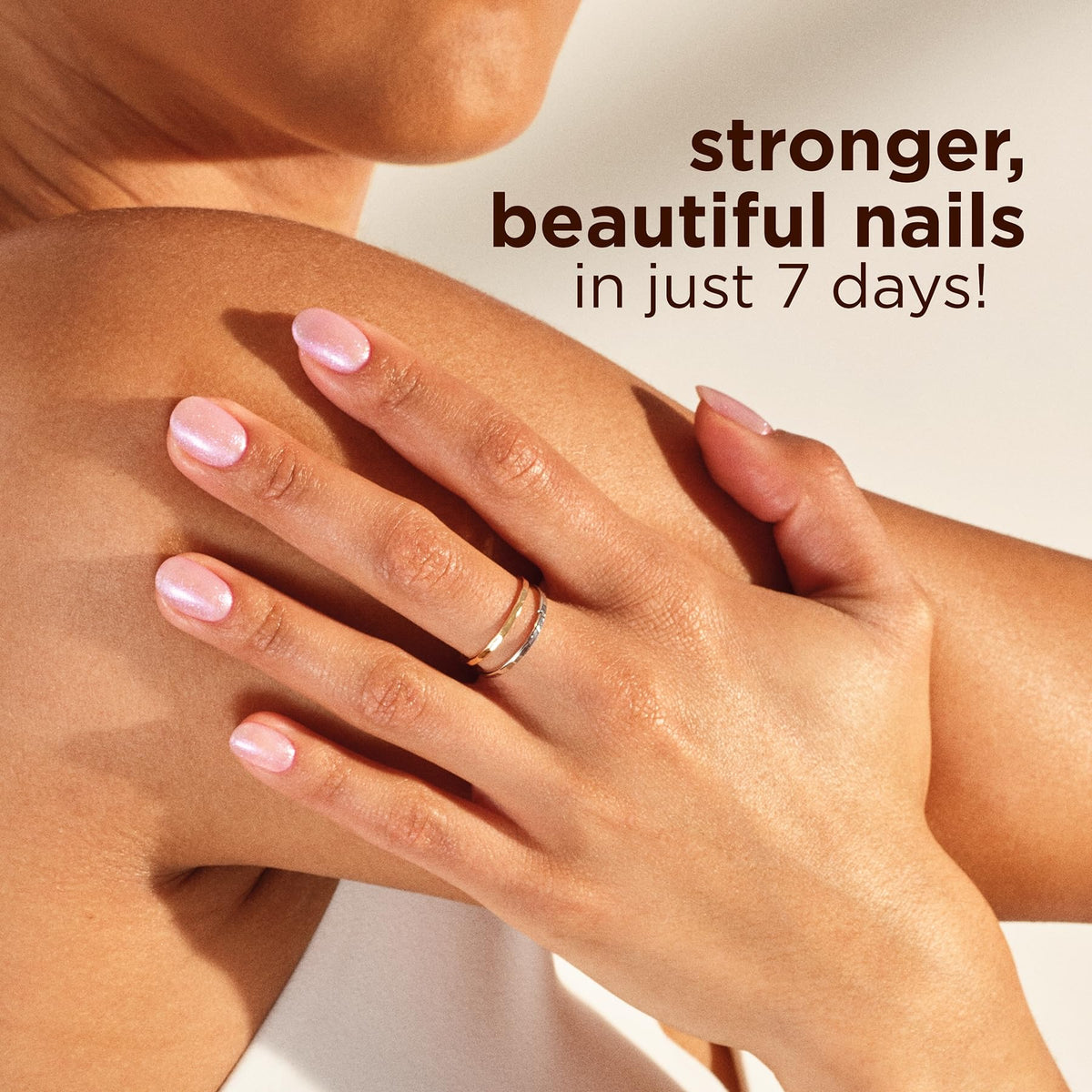 Sally Hansen Vernis à Ongles Color Therapy Sheer Nirvana sur une table de beauté