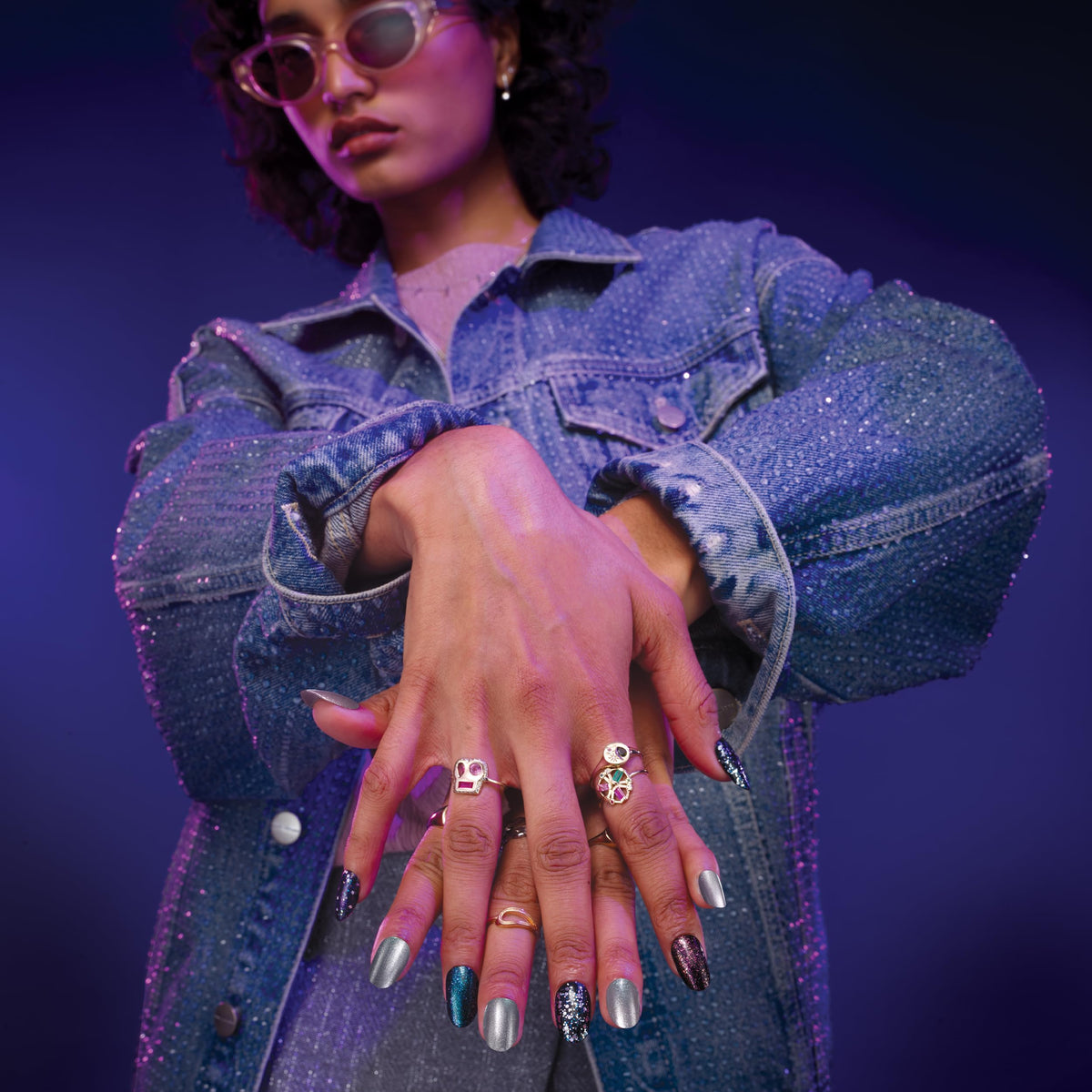 Sally Hansen Vernis à Ongles Cuivre Crush sur table avec lumière
