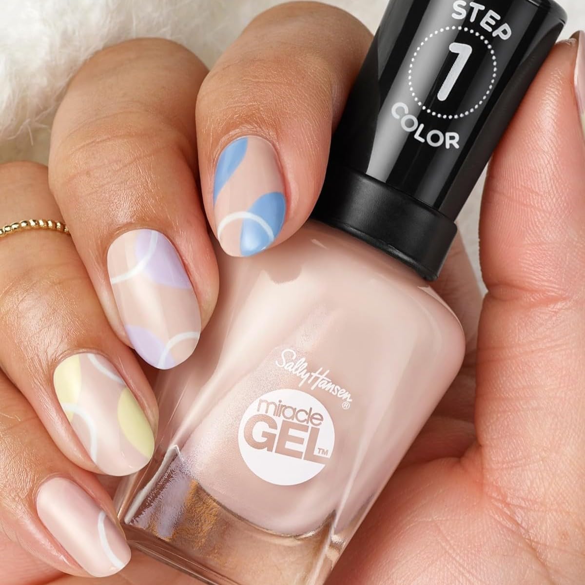 Sally Hansen vernis à ongles gel 188 dans un cadre cosy avec une tasse de café