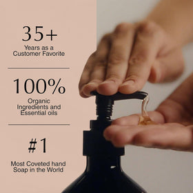Savon Aesop en utilisation dans une salle de bain