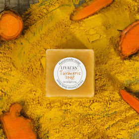 Savon au curcuma LIYALAN disposé avec des éléments de spa