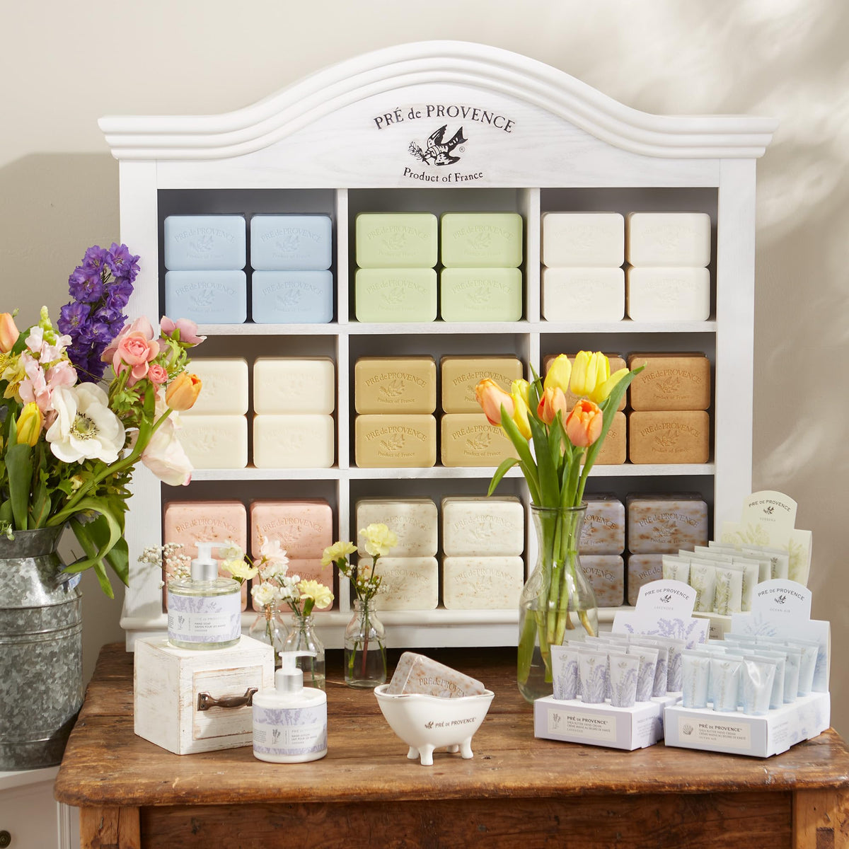 Savon au gardenia blanc avec fleurs en arrière-plan
