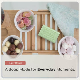 Savon au lait de chèvre à côté de produits de bain