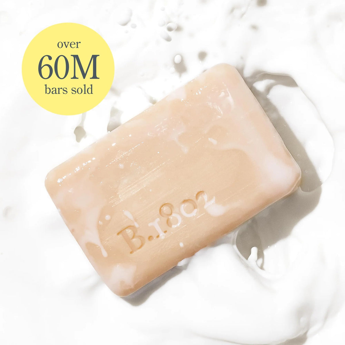 Savon Beekman 1802 au lait de chèvre sur une surface en bois