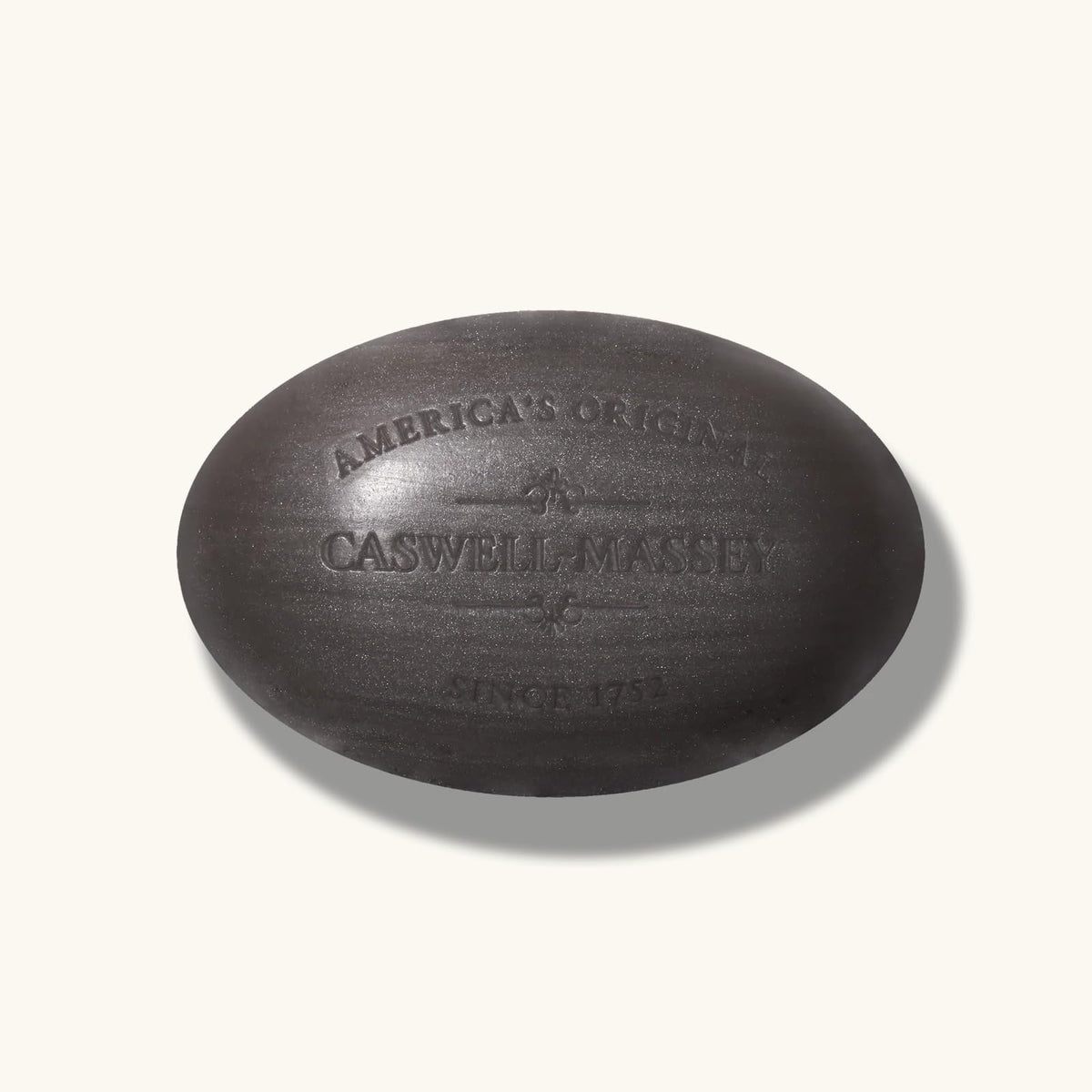 Savon Caswell-Massey au santal avec mousse sur une main