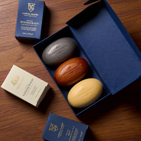 Savon Caswell-Massey en gros plan, texture riche