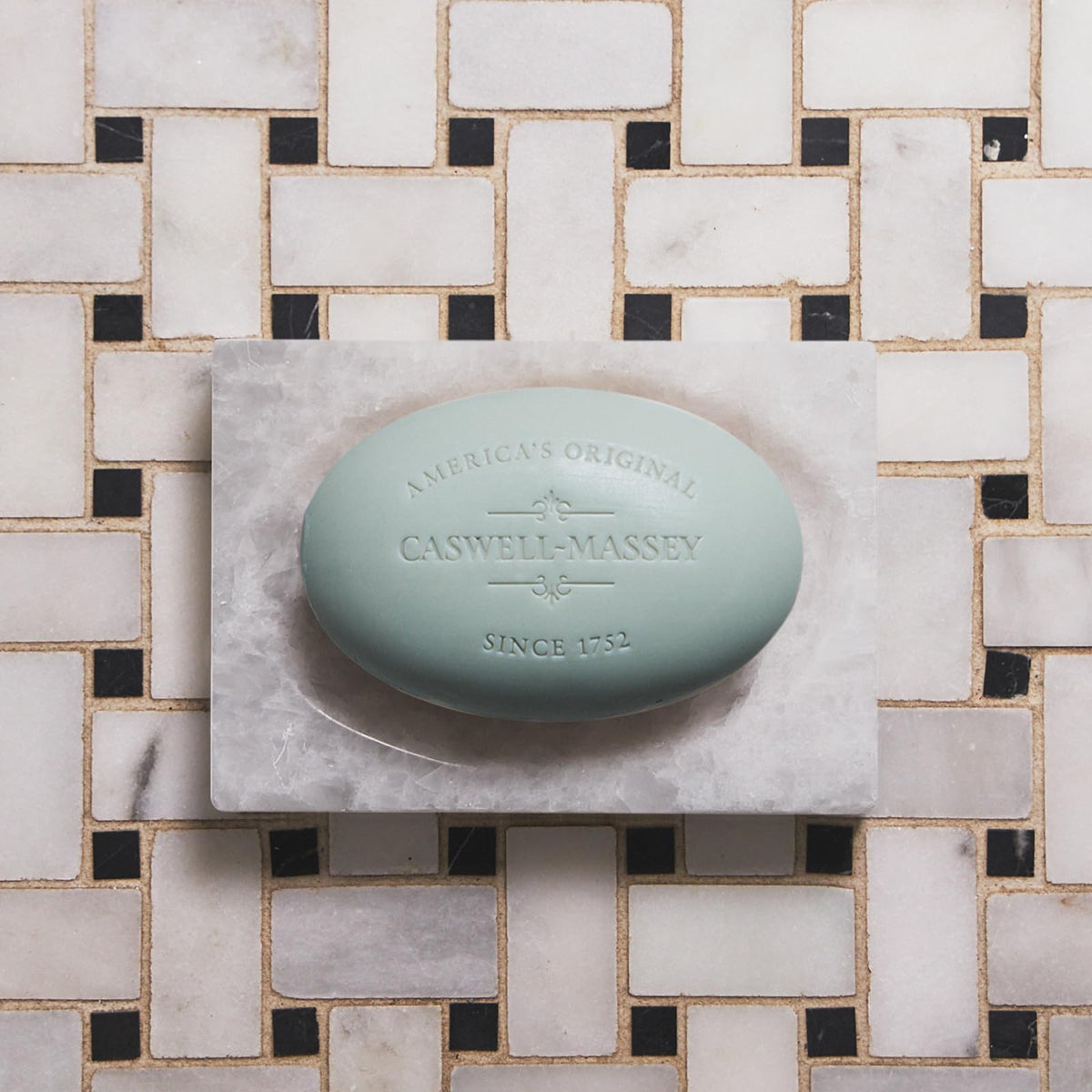 Savon Caswell-Massey Jockey Club 181g à côté d'autres produits de soin