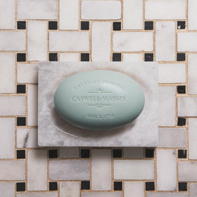 Savon Caswell-Massey Jockey Club 181g à côté d'autres produits de soin