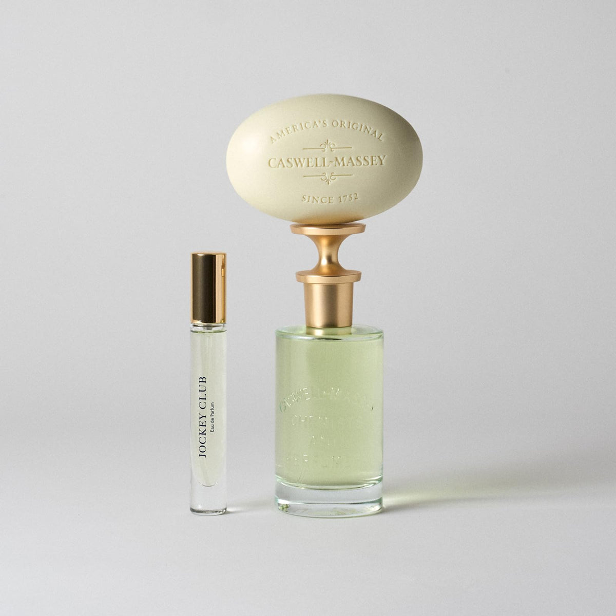 Savon Caswell-Massey Jockey Club 181g à côté de fleurs