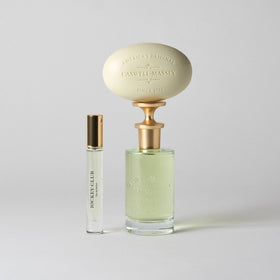 Savon Caswell-Massey Jockey Club 181g à côté de fleurs