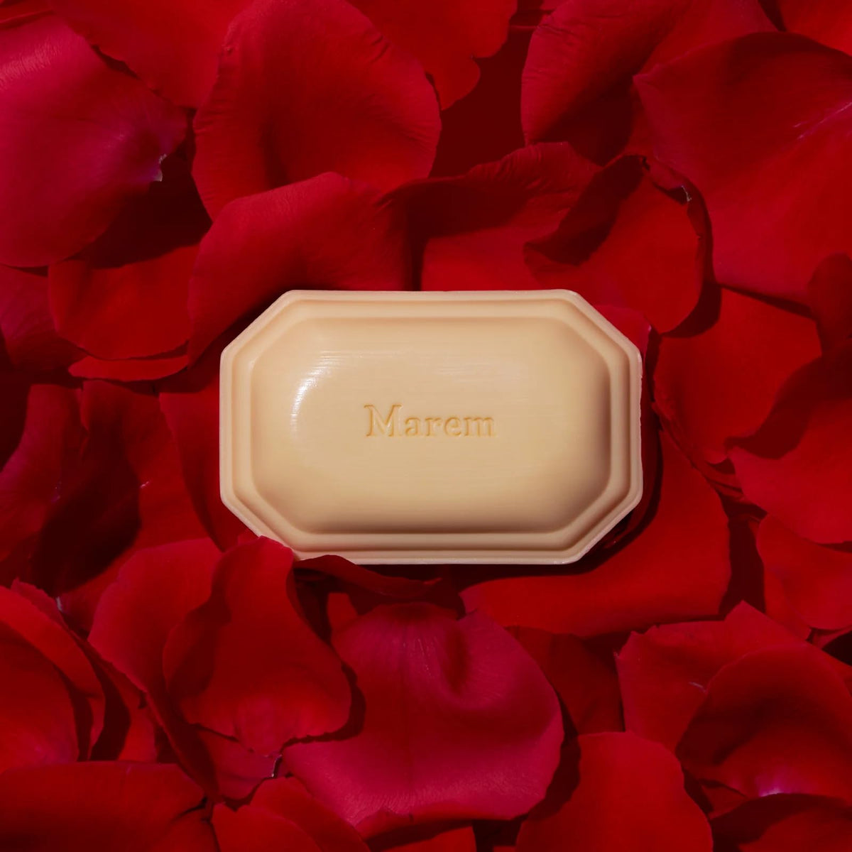 Savon Caswell-Massey Marem, affiché avec des fleurs décoratives