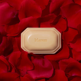 Savon Caswell-Massey Marem, affiché avec des fleurs décoratives