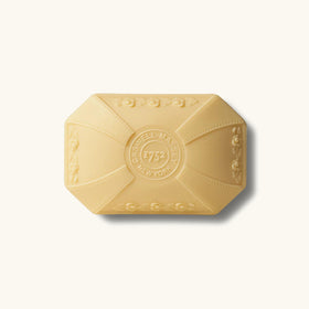 Savon Caswell-Massey Marem, texture mousseuse sur peau