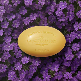 Savon Caswell-Massey verveine 180g dans un environnement de salle de bain