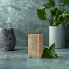 Savon Crate 61 Organics Eucamint sur un fond naturel