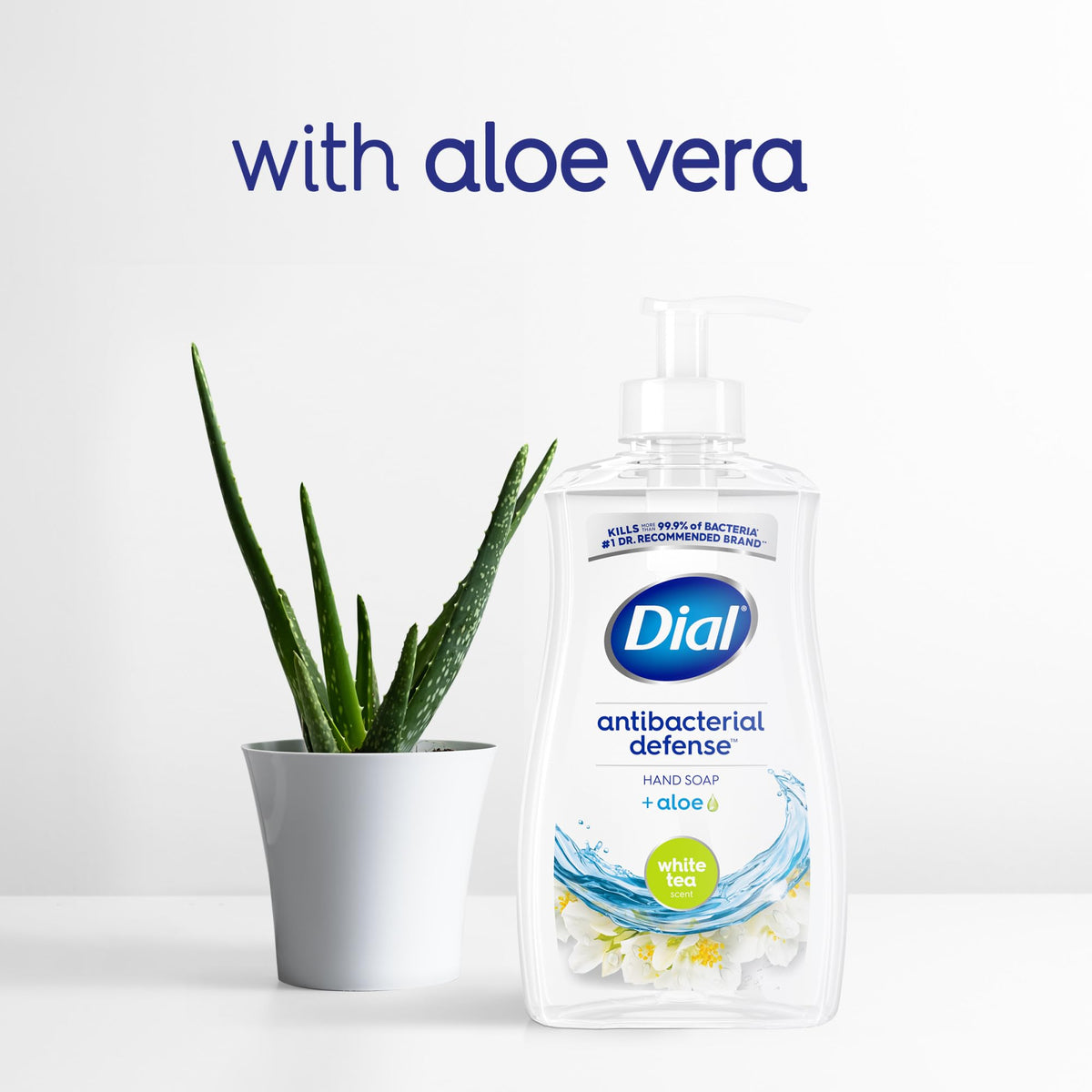 Savon Dial Antibactérien Thé Blanc dans un cadre de salle de bain