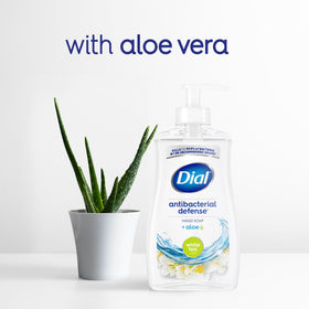 Savon Dial Antibactérien Thé Blanc dans un cadre de salle de bain