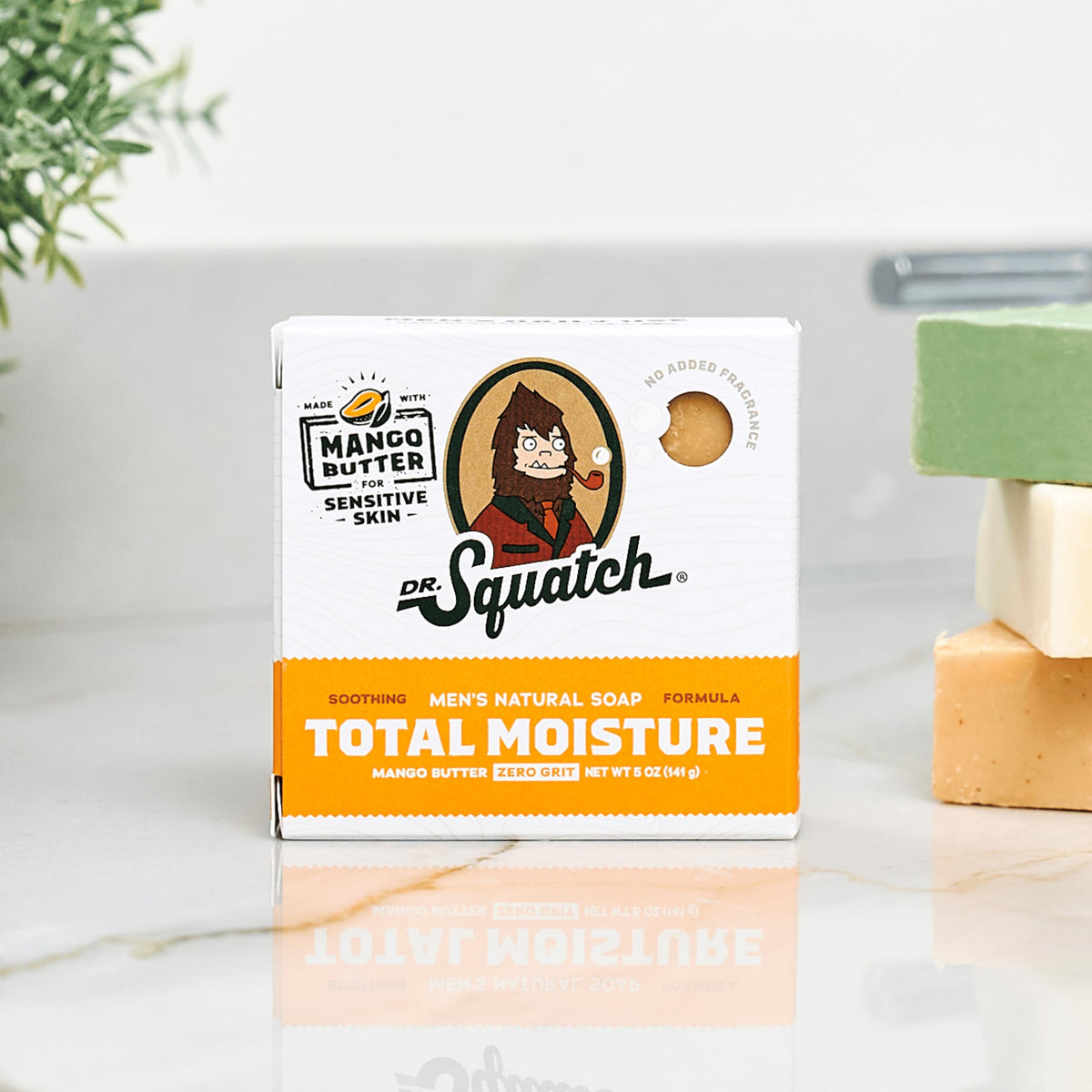 Savon Dr. Squatch Total Moisture, présentation sur une surface en bois