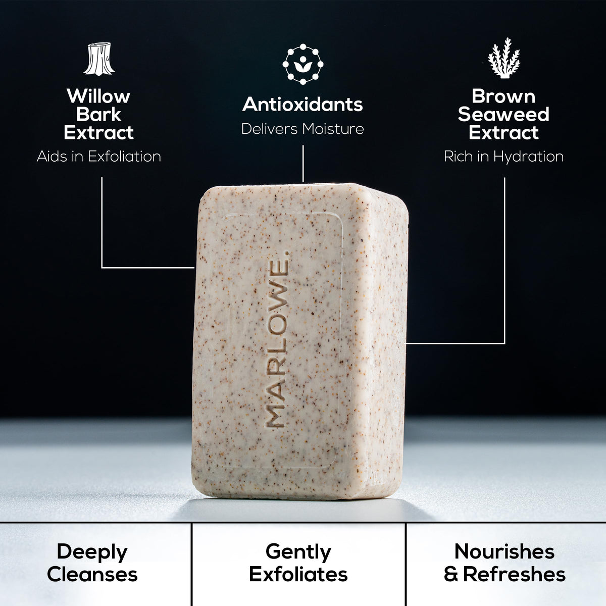 Savon exfoliant MARLOWE. en gros plan sur une main