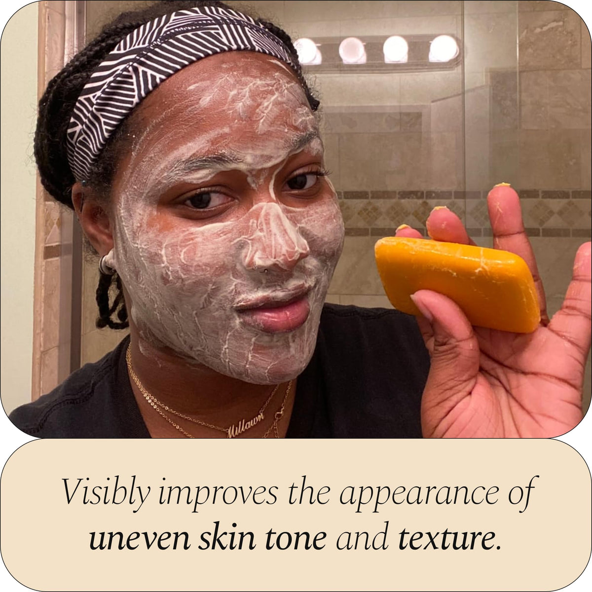 Savon Glo Melanin au curcuma près d'une fleur