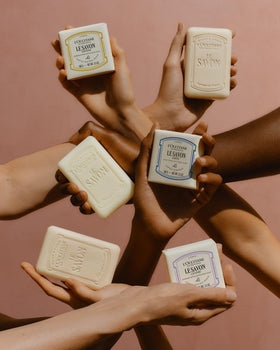 Savon L'OCCITANE au beurre de karité avec des fleurs de karité
