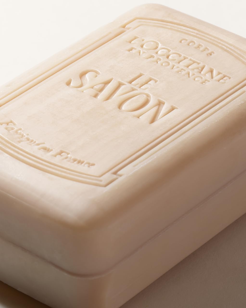 Savon L'OCCITANE au beurre de karité sur un porte-savon
