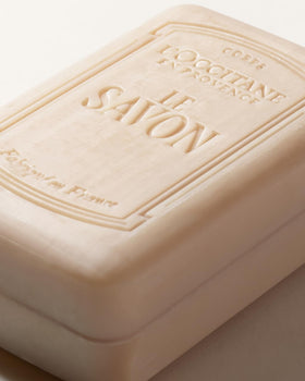 Savon L'OCCITANE au beurre de karité sur un porte-savon