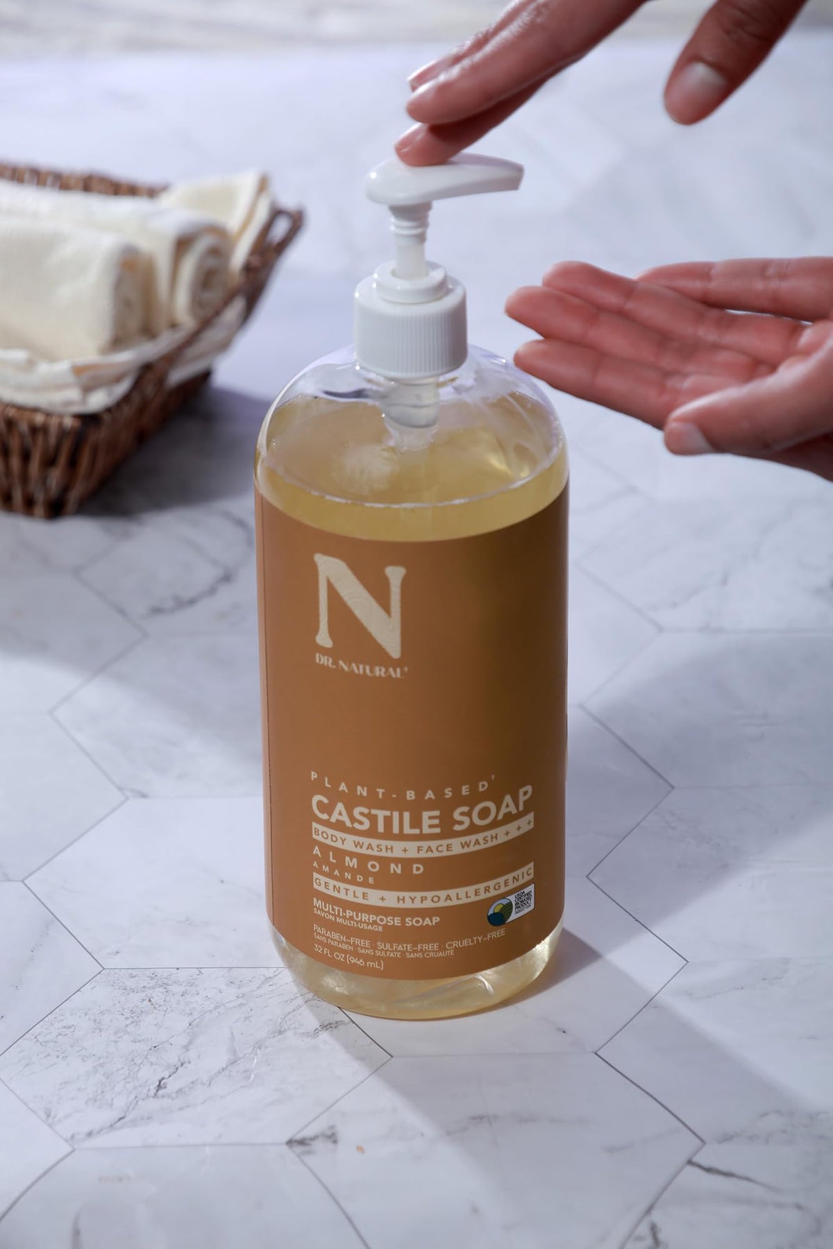 Savon Liquide de Castille Dr. Natural avec ingrédients naturels en arrière-plan