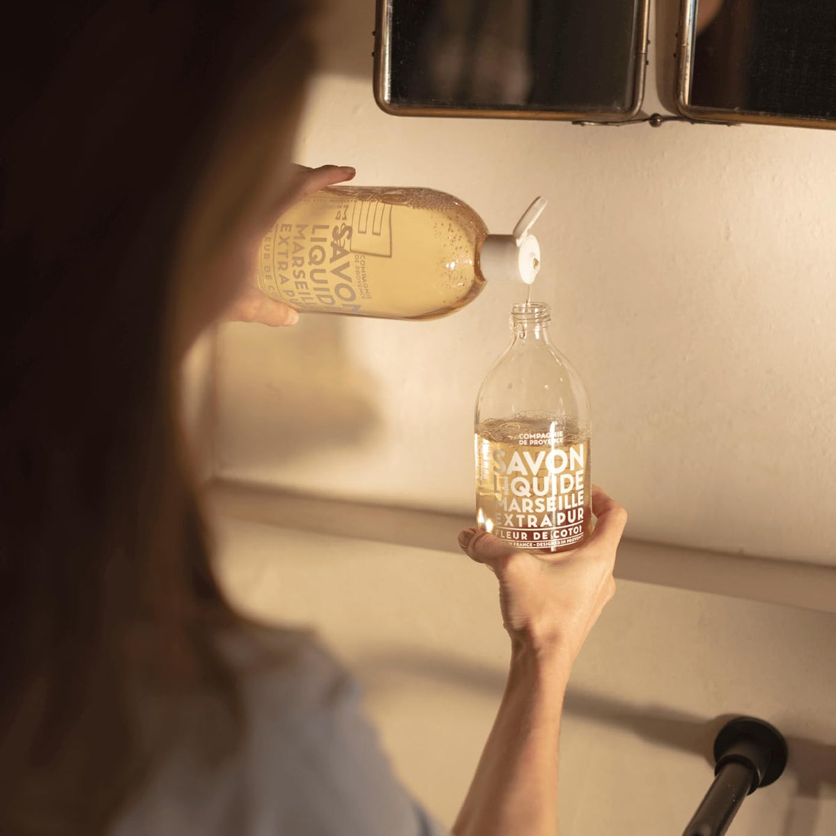 Savon liquide de Marseille à la lavande dans un environnement de salle de bain