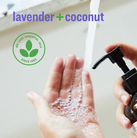 Savon liquide lavande coco avec mousse sur les mains