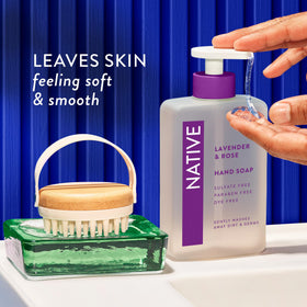 Savon liquide Native avec mousse sur les mains
