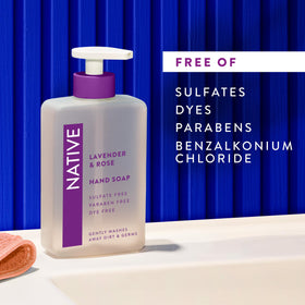 Savon liquide Native Lavande et Rose avec des fleurs