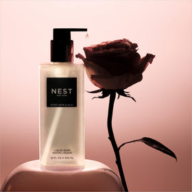 Savon liquide NEST New York avec des fleurs roses en arrière-plan