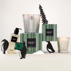 Savon liquide NEST New York Birchwood Pine sur un évier