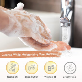 Savon liquide ROMIIE ZOI sur un évier avec des mains lavées