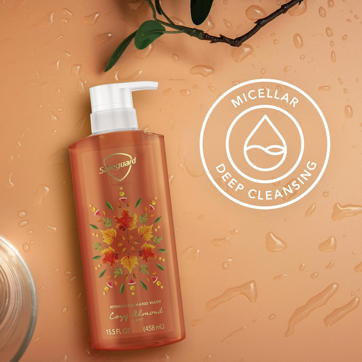 Savon liquide Safeguard avec des amandes et de la vanille en arrière-plan