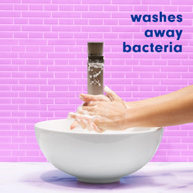 Savon liquide Softsoap Lavande et Karité en utilisation