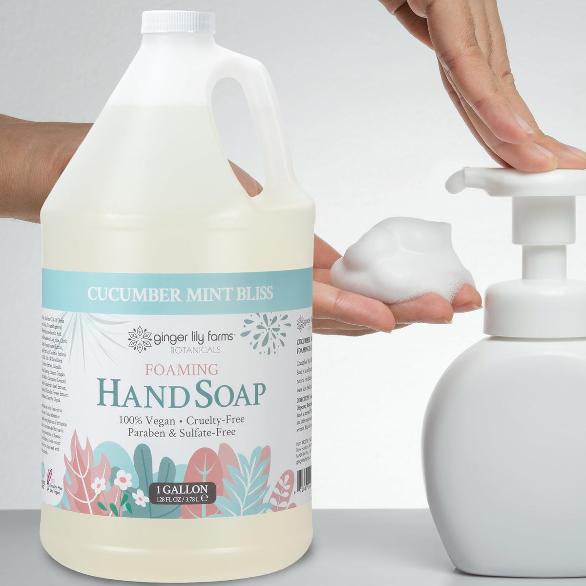 Savon moussant Ginger Lily Farms 1L avec mousse sur une main