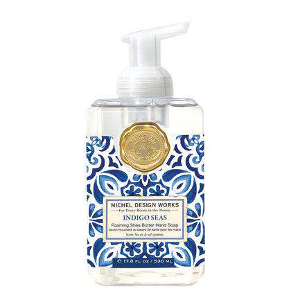 Savon moussant Indigo Seas de Michel Design Works, distributeur élégant