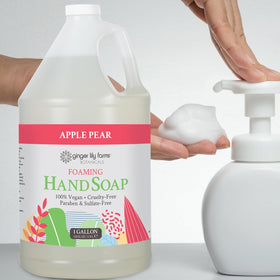 Savon mousse Pomme Poire sur des mains propres