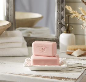 Savon Pre de Provence 240g à côté d'autres produits de soin