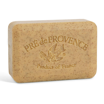 Savon Pre de Provence 249g au beurre de karité et amande miel devant un fond neutre