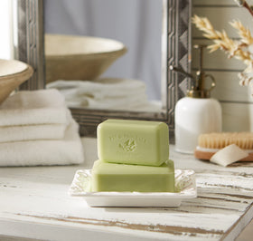 Savon Pre de Provence 340g posé sur un porte-savon en bois