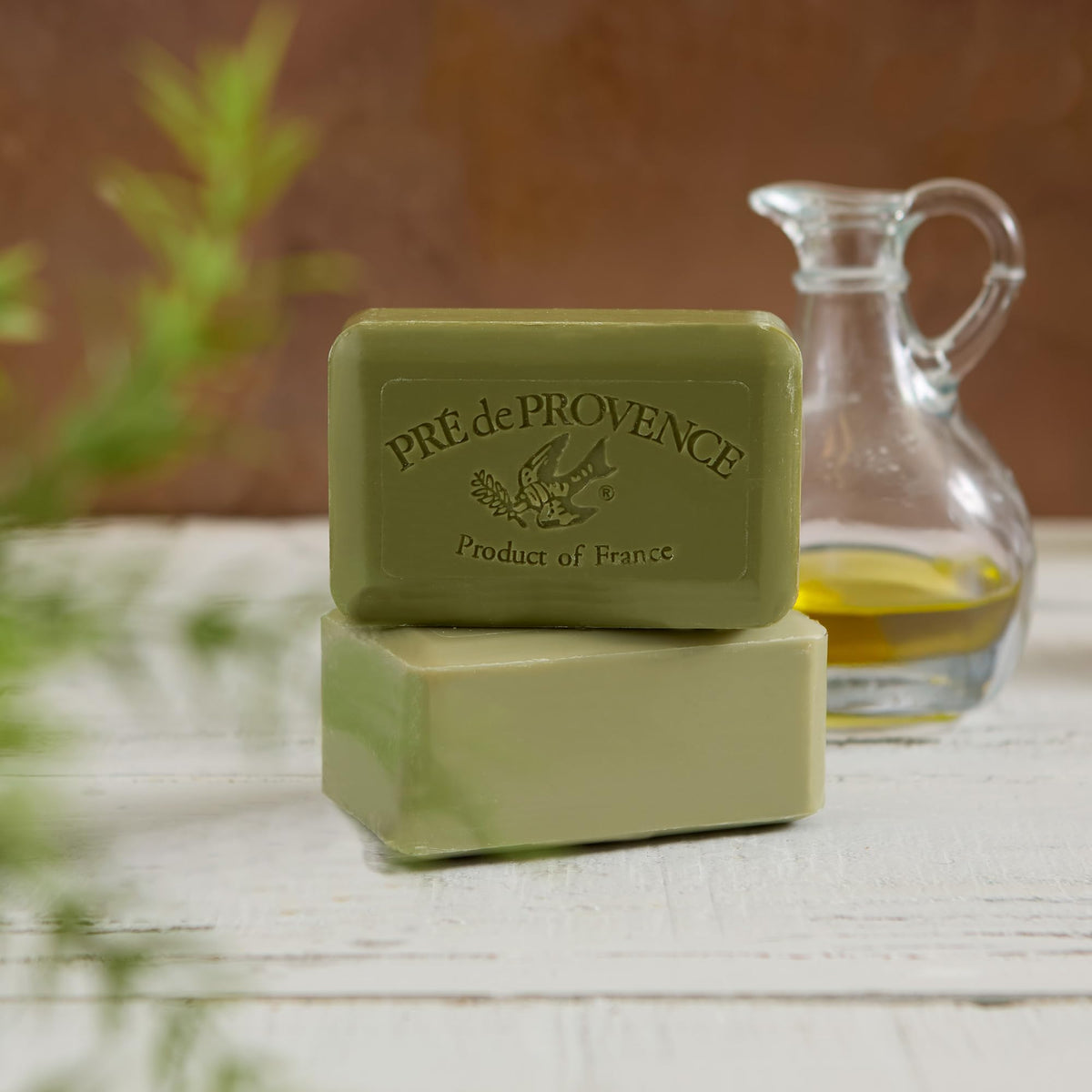 Savon Pre de Provence avec décor floral en arrière-plan