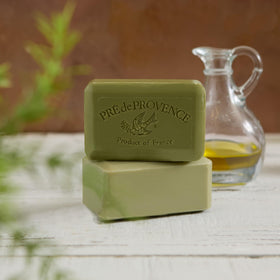 Savon Pre de Provence avec décor floral en arrière-plan