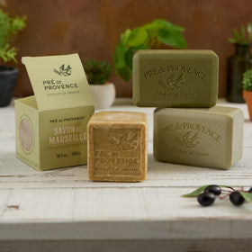 Savon Pre de Provence avec une coupe montrant l'intérieur