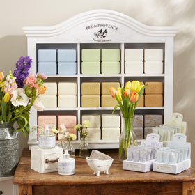 Savon Pre de Provence Lavande 250g près d'un lavabo