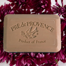Savon Pre de Provence placé près d'un lavabo