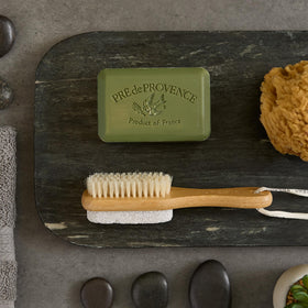 Savon Pre de Provence sur une planche en bois