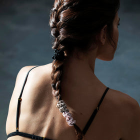 Scrunchie en soie caramel SLIP avec un arrière-plan élégant